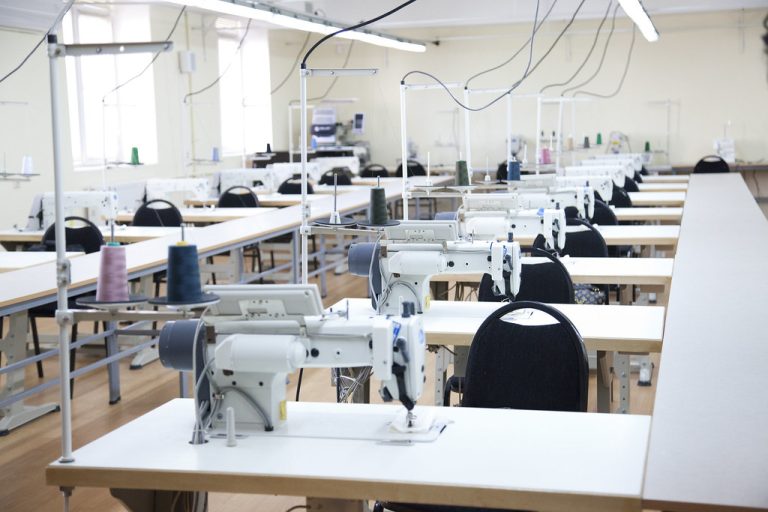 تجهیز کارگاه خیاطی زنان سرپرست خانوار