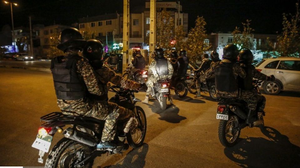 گشت شبانه جهت برقراری امنیت محله